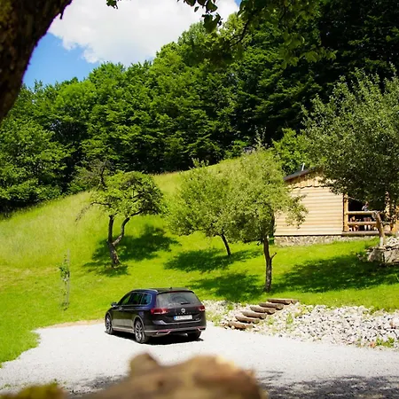 Na Samote U Lesa אכסניה *